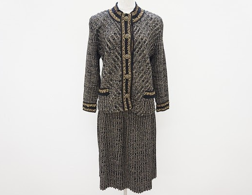 凛とした斉藤都世子のブラックスカートスーツ