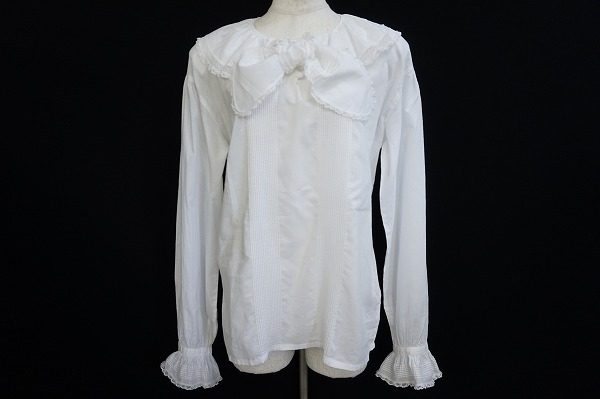 大きめ襟が可愛いピンクハウスのブラウスをお譲りいただきました