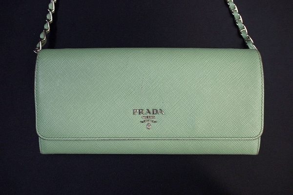 プラダの定番サフィアーノのチェーンウォレットをお譲りいただきました