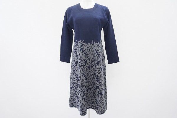 年齢に関係なく着用できるサイトウトヨコのニットワンピースをお譲りいただきました
