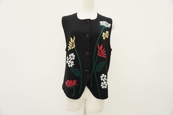 あざやかなお花モチーフつきのサイトウトヨコのニットベストを買い取りました