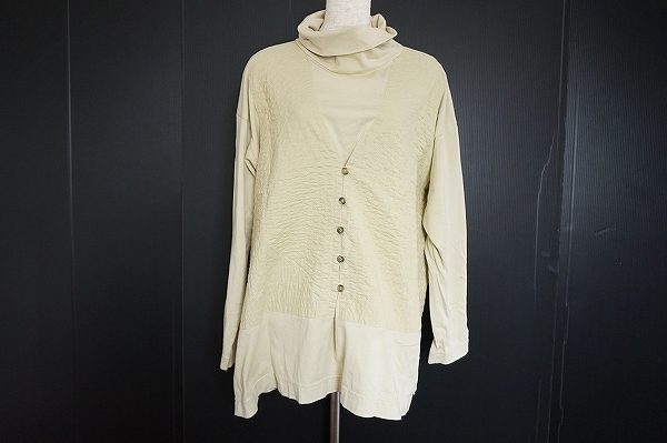 ヤッコマリカルドの生成り色のデザイントップスを買い取りました