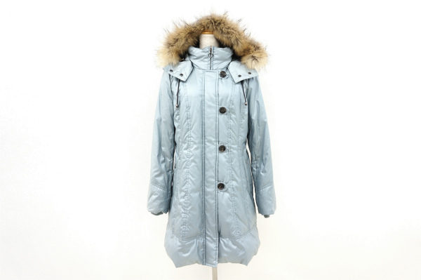 淡い水色が綺麗なレリアンのファー付きコートを買い取りました