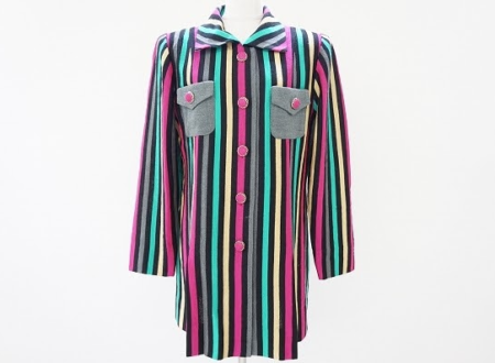 マルチカラーのストライプが個性的な斉藤都世子のジャケット