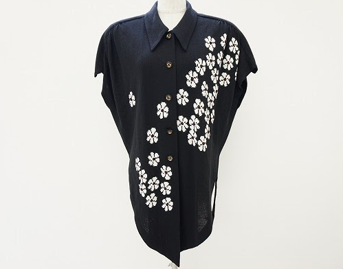 モノトーンの花柄がお洒落な斉藤都世子の半袖セーター