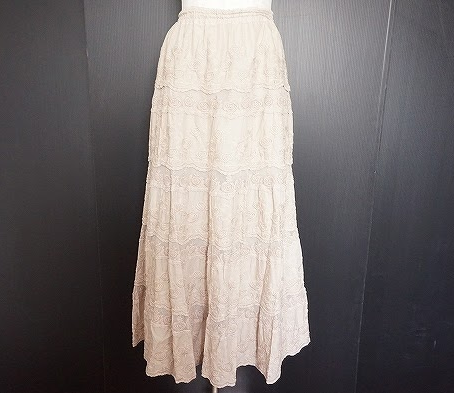 ベージュ×レース!バラクラのロングスカートを買取させて頂きました。