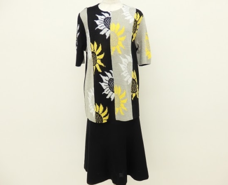 斉藤都世子らしい向日葵柄スカートスーツ