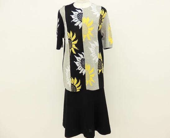 斉藤都世子らしい向日葵柄スカートスーツ
