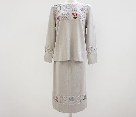 斉藤都世子の上品なグレージュのセットアップ