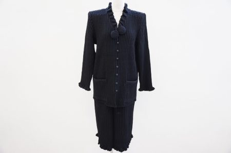 凛としたスッキリスタイルに。斉藤都世子のスーツを買取いたしました