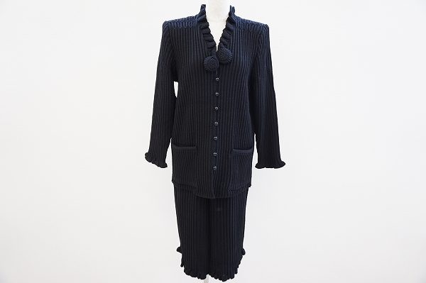 凛としたスッキリスタイルに。斉藤都世子のスーツを買取いたしました