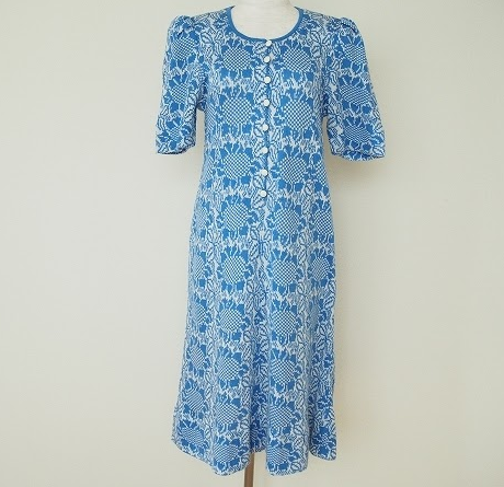 青×大輪の花柄！夏らしい斉藤都世子のワンピース