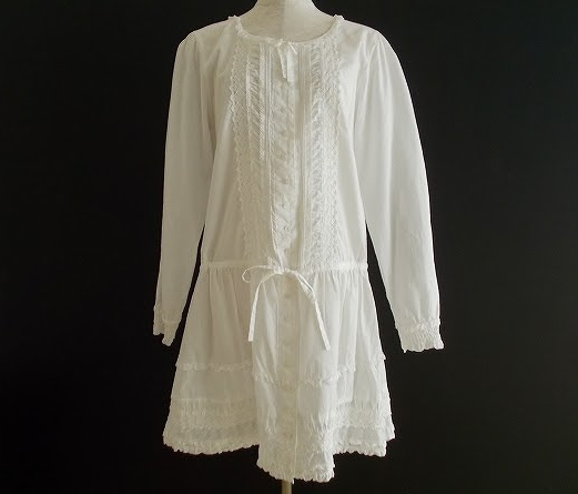 無垢な白にフリルが愛くるしいピンクハウスのチュニック