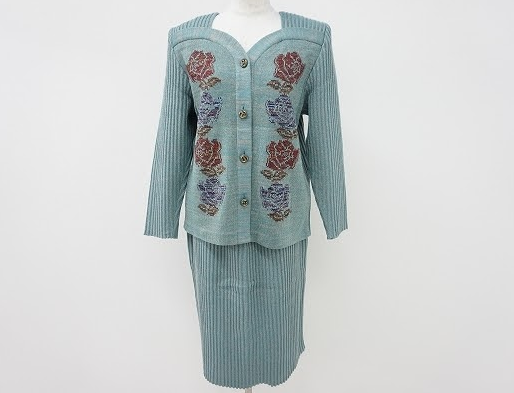 爽やかブルーに映えるバラ！斉藤都世子のスカートスーツ