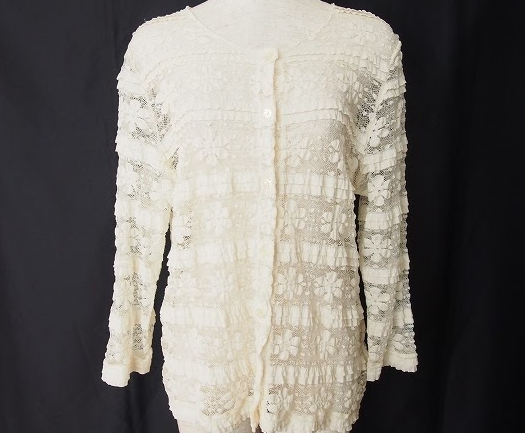 バラクラらしい花柄レースのフェミニンカーディガン