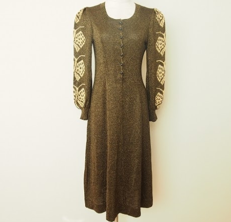 ゴールド×黒×ラメのエレガントな斉藤都世子のワンピース