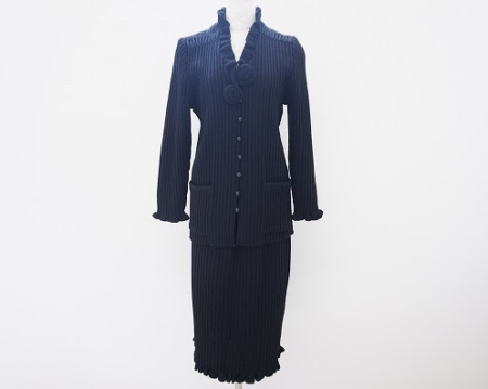 斉藤都世子のスタイリッシュなスカートスーツ