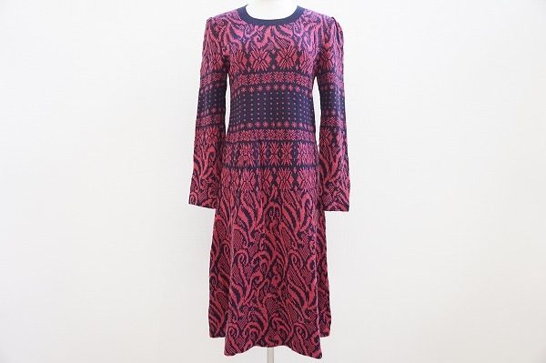 浮き上がるようなピンク柄にひかれる、斉藤都世子のワンピースを買取いたしました