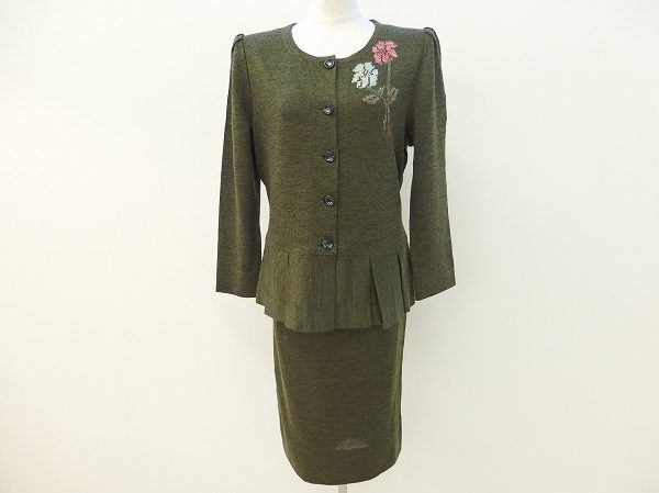 レディなシルエットで大人可愛い、斉藤都世子のニットスーツを買取いたしました