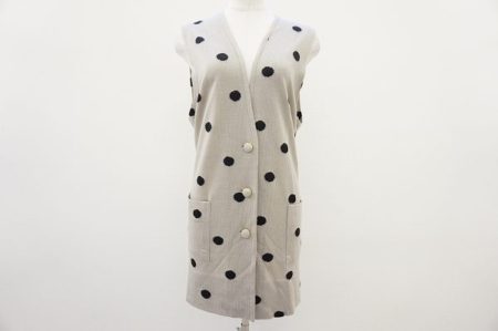 体温調節にもコーデの引き立て役にも重宝する、斉藤都世子のベストを買取いたしました