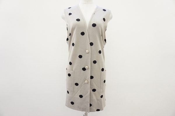 体温調節にもコーデの引き立て役にも重宝する、斉藤都世子のベストを買取いたしました