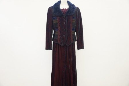 襟元のファーがこの上なくゴージャスなノンノンドールのスカートスーツをお譲りいただきました