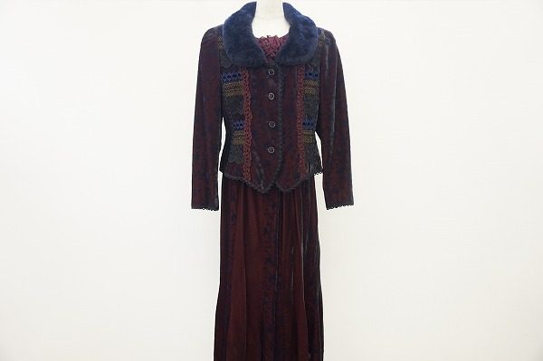 襟元のファーがこの上なくゴージャスなノンノンドールのスカートスーツをお譲りいただきました