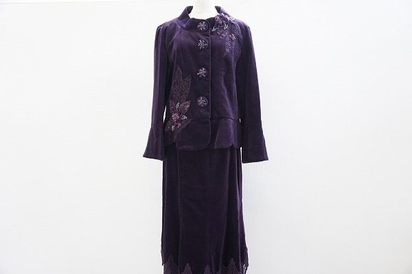 ビロードの光沢と控えめなデザインが光るノンノンドールのスカートスーツをお譲りいただきました