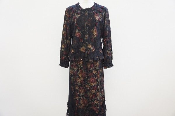 ワンピース感覚で着用できるノンノンドールのスカートスーツを買い取りました