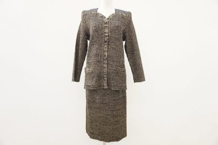 ラメ入りで華やかさアップ！斉藤都世子のレディーススーツを買い取りました