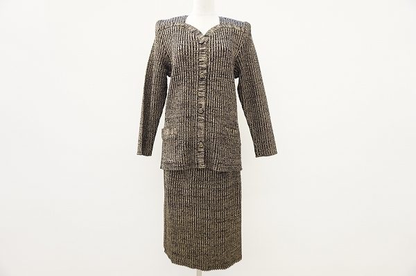 ラメ入りで華やかさアップ！斉藤都世子のレディーススーツを買い取りました