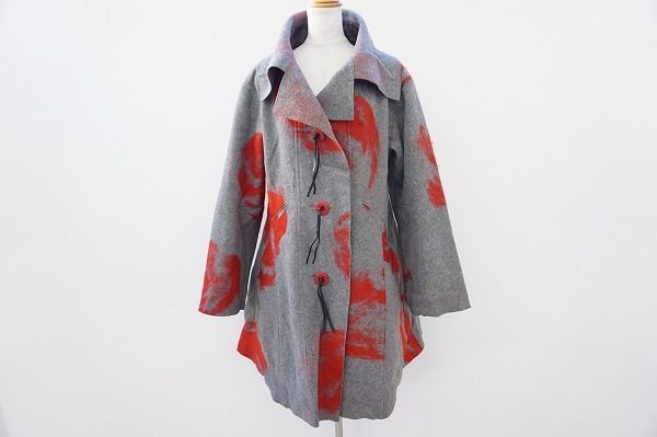 あざやかな赤色が素敵なイッセイミヤケのコートを買い取りました