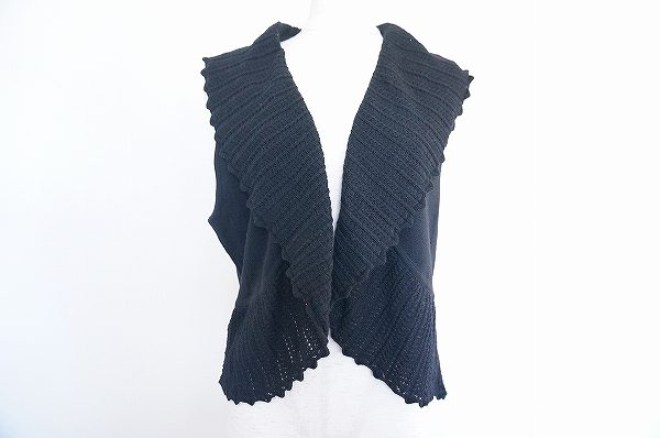 バラ色の暮しからフェミニンなニットベストを買い取りました