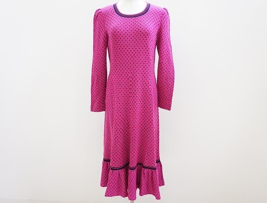 ピンドットがフェミニンな斉藤都世子のニットワンピ