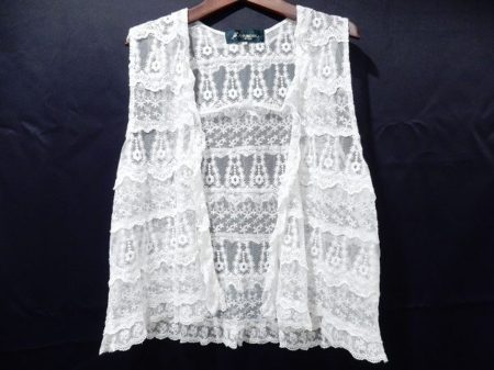 重ね着にぴったり！バラ色の暮しのレース製ジレを買い取りました