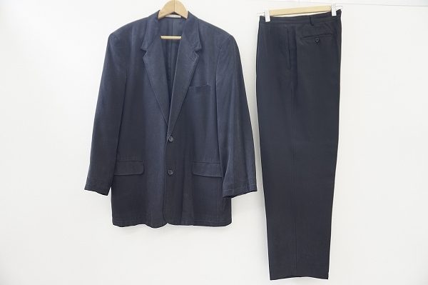 黒に近い深みのあるチャコールグレーが素敵なパパスのシングルスーツを買い取りました