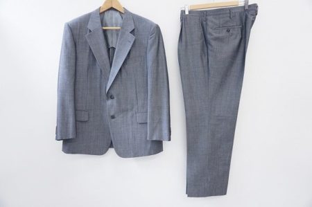 シルバーグレイがスタイリッシュな印象の英国屋のシングルスーツを買い取りました