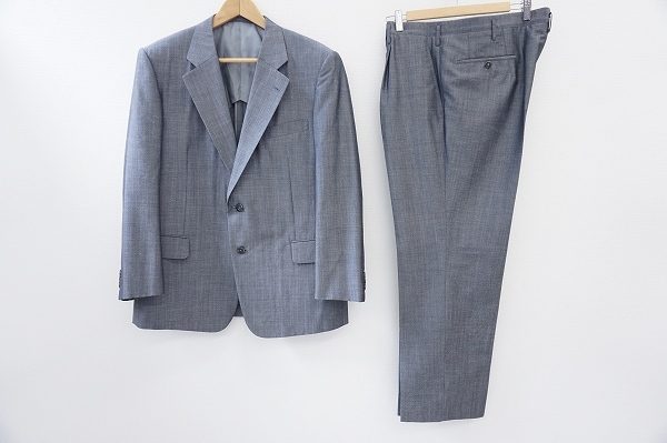 シルバーグレイがスタイリッシュな印象の英国屋のシングルスーツを買い取りました