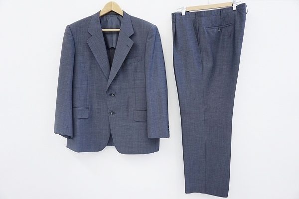 落ち着いた濃グレーがおしゃれな英国屋のシングルスーツをお譲りいただきました