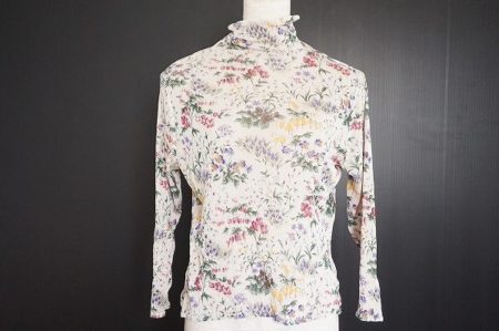 スカートとの相性抜群！バラ色の暮しのハイネックカットソーを査定させていただきました