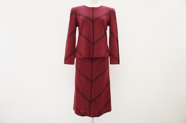 スタイルアップ効果が狙える斉藤都世子のエンジ色のセットアップを買い取りました