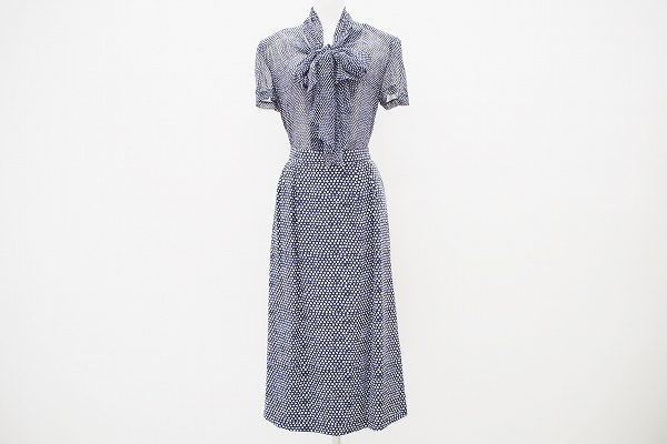 ボウタイデザインが優しげなジュンアシダの水玉柄セットアップをお譲りいただきました