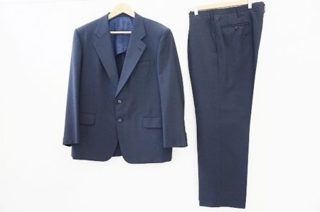 まとめてのご依頼で英国屋のブルーグレーのスーツをお譲りいただきました