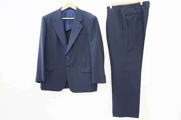 まとめてのご依頼で英国屋のブルーグレーのスーツをお譲りいただきました