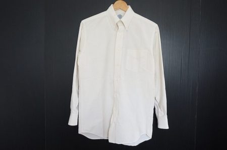 いろいろなシーンで使いやすいオフホワイト！ジェイプレスのボタンダウンシャツを買い取りました