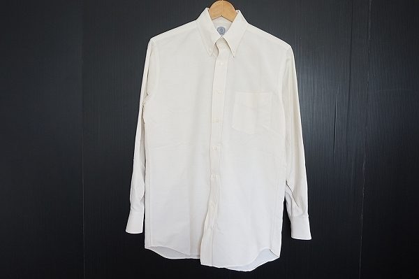 いろいろなシーンで使いやすいオフホワイト!ジェイプレスのボタンダウンシャツを買い取りました