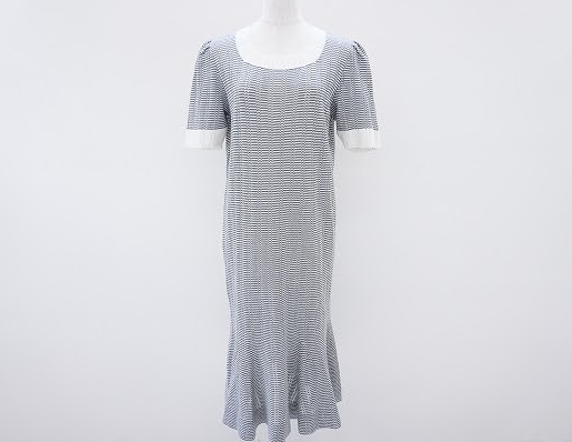 白×カーキの上品ニットワンピ！斉藤都世子