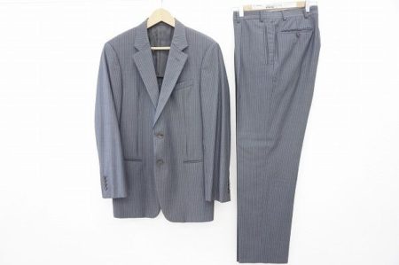 上品な光沢をたたえたアルマーニコレツィオーニのスーツを買い取りました