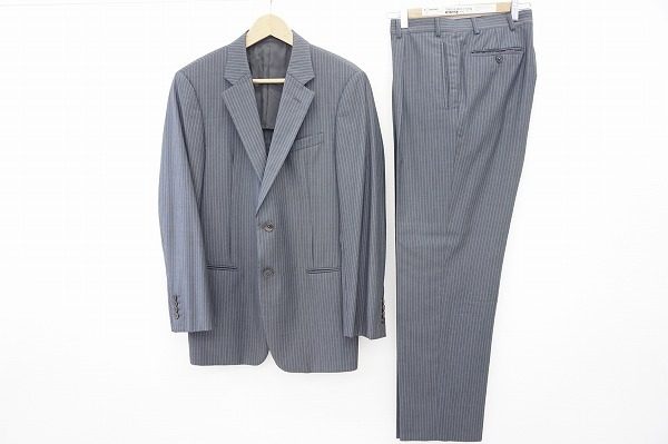 上品な光沢をたたえたアルマーニコレツィオーニのスーツを買い取りました