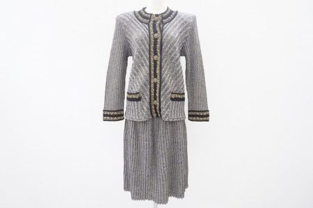 タグつきの美品！斉藤都世子のニットスーツを買い取り査定させていただきました